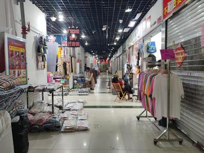 到點關門引爭議 即墨服裝批發市場夜半困客，回暖客流恐再遇寒